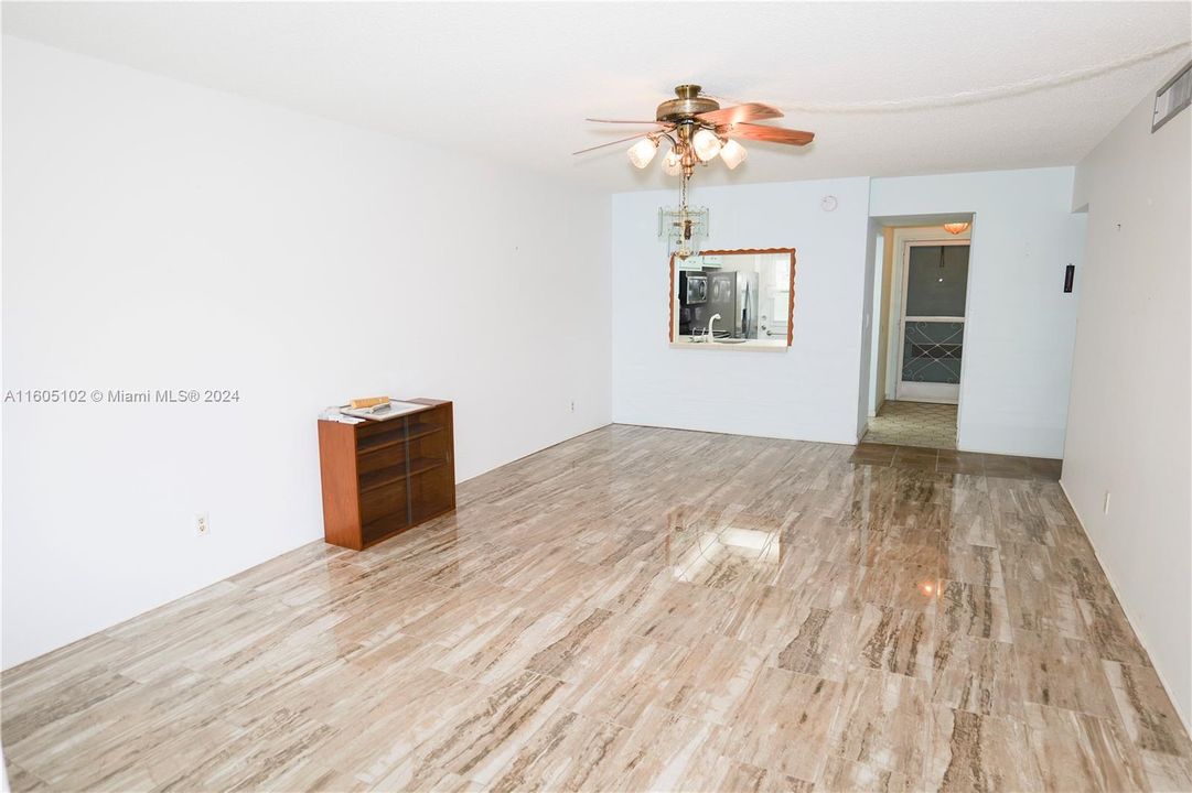 For Sale: $199,999 (2 beds, 2 baths, 960 Square Feet)