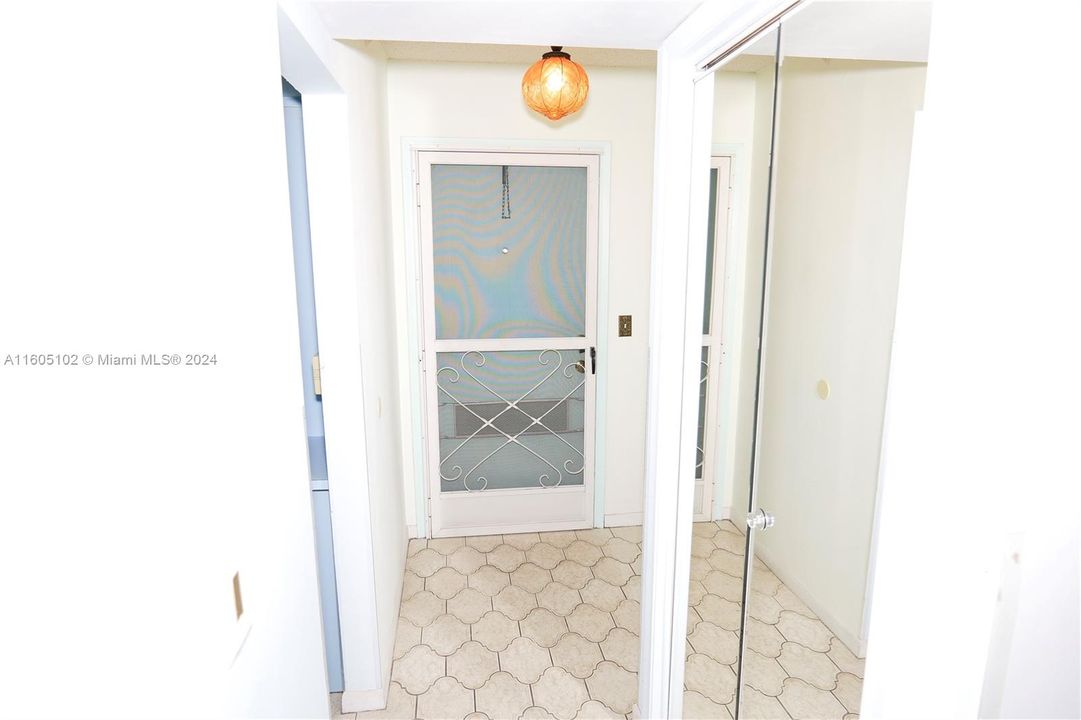 For Sale: $199,999 (2 beds, 2 baths, 960 Square Feet)