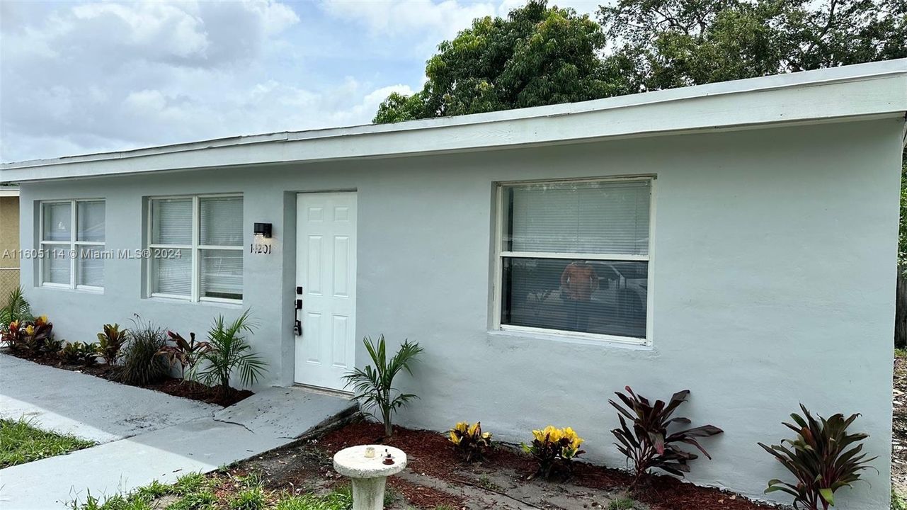 For Sale: $477,000 (4 beds, 2 baths, 1143 Square Feet)
