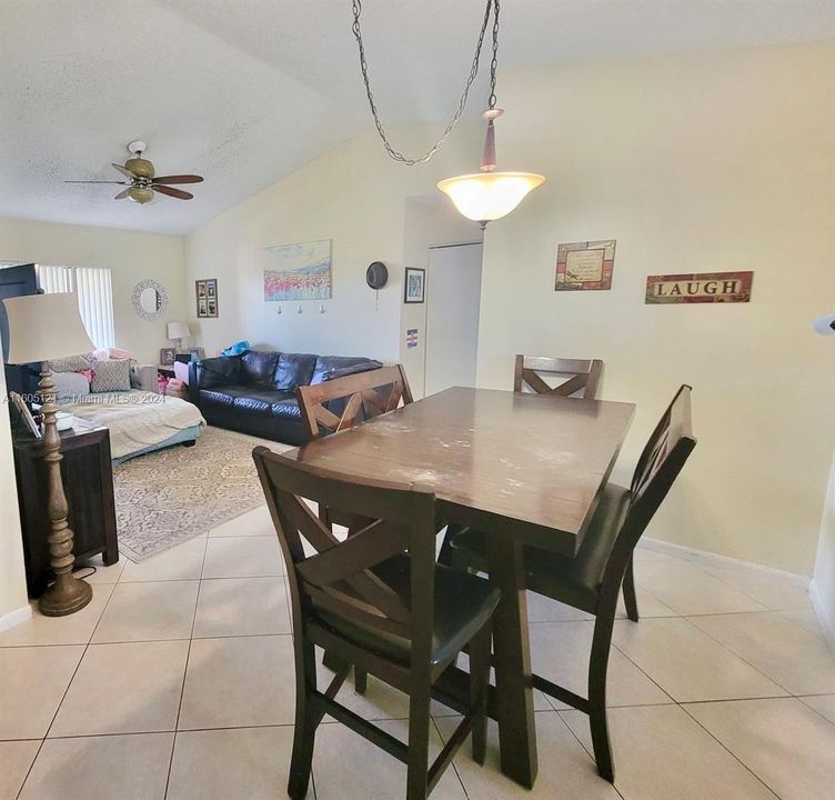 For Sale: $289,000 (2 beds, 2 baths, 950 Square Feet)