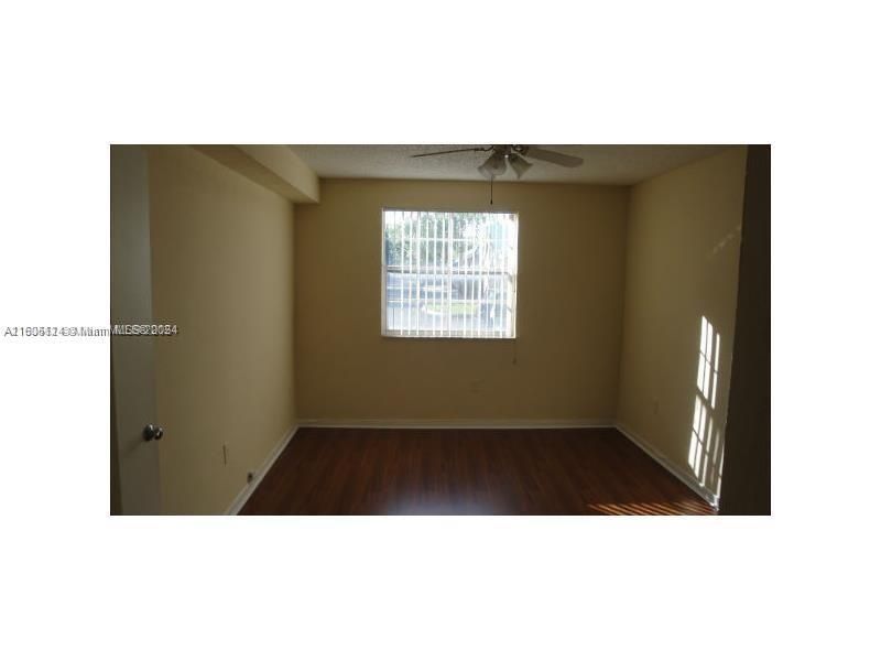 For Sale: $230,000 (1 beds, 1 baths, 862 Square Feet)