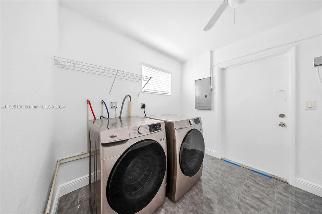 washer dryer room