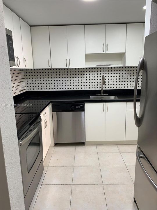 For Rent: $1,900 (1 beds, 1 baths, 870 Square Feet)