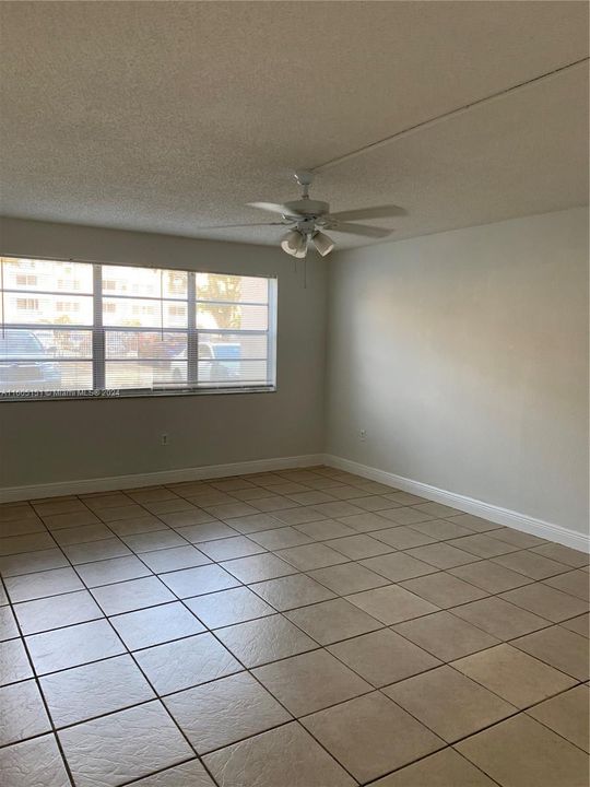 For Rent: $1,900 (1 beds, 1 baths, 870 Square Feet)