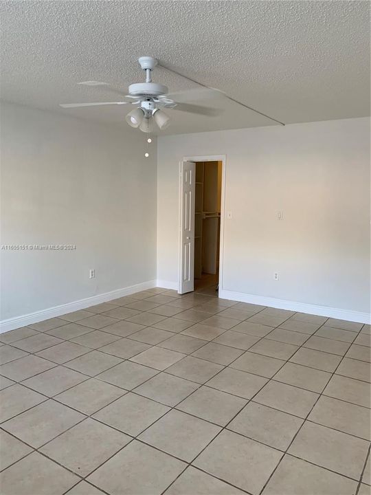 For Rent: $1,900 (1 beds, 1 baths, 870 Square Feet)