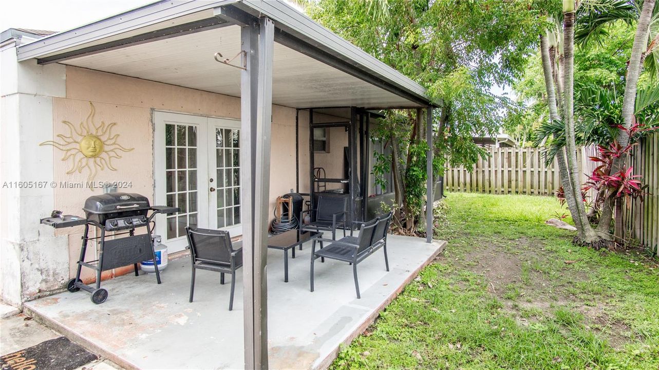 For Sale: $475,000 (3 beds, 2 baths, 1369 Square Feet)