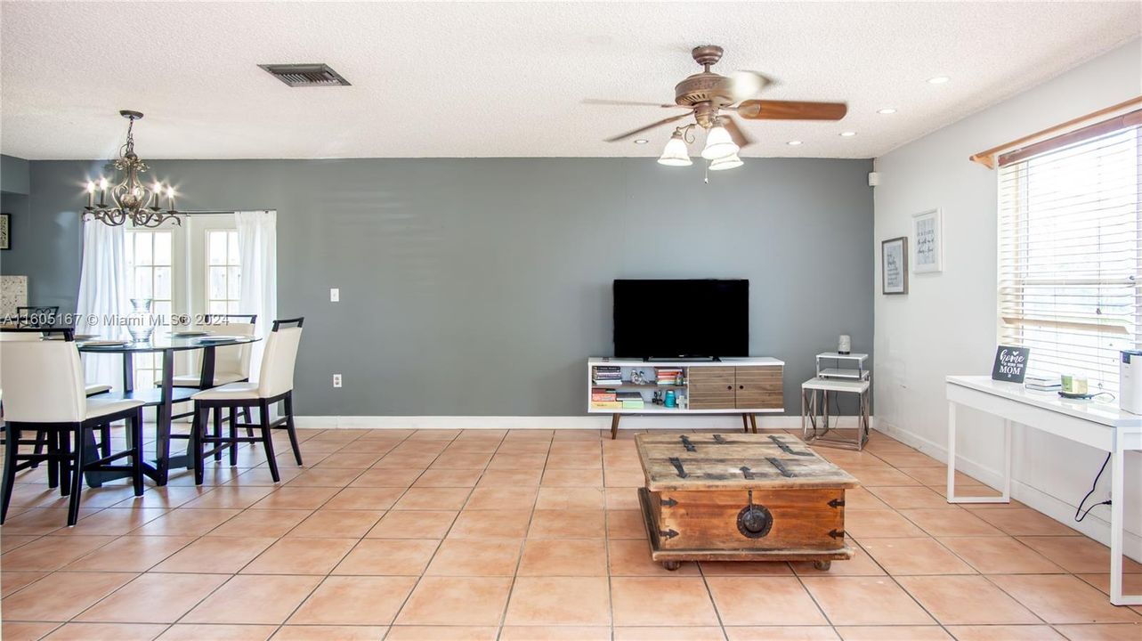 For Sale: $475,000 (3 beds, 2 baths, 1369 Square Feet)