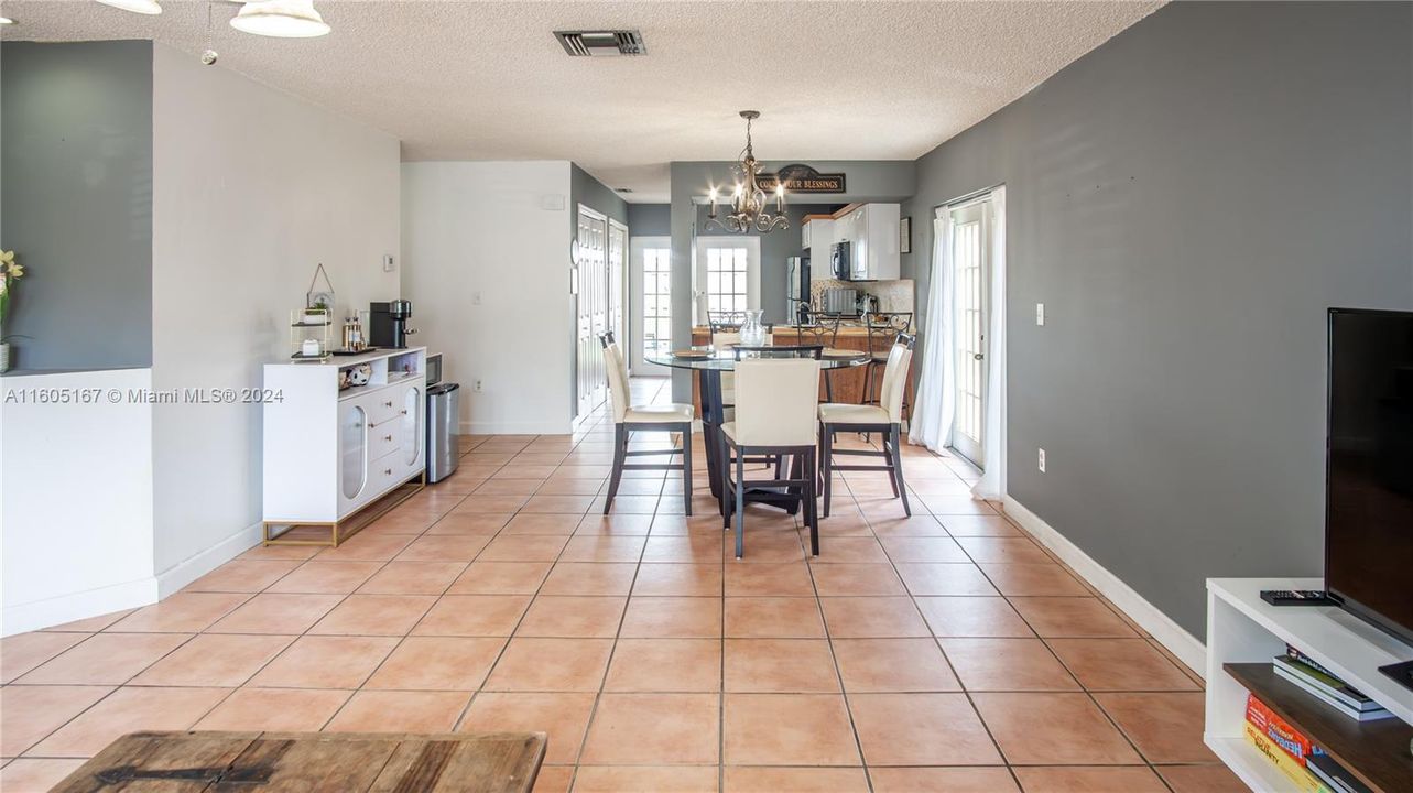 Recently Sold: $475,000 (3 beds, 2 baths, 1369 Square Feet)