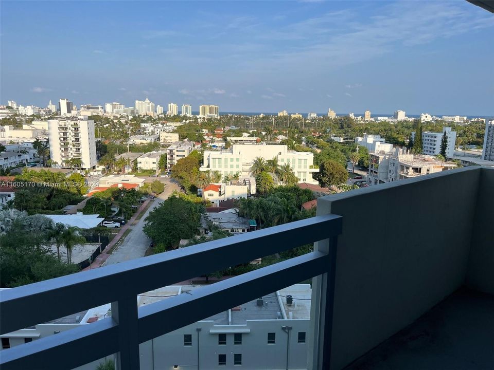 Active With Contract: $440,000 (1 beds, 1 baths, 923 Square Feet)