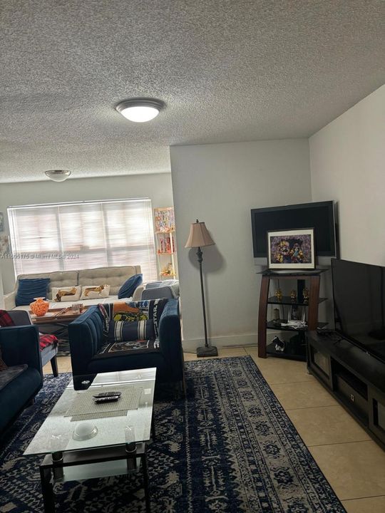 For Sale: $250,000 (2 beds, 1 baths, 965 Square Feet)