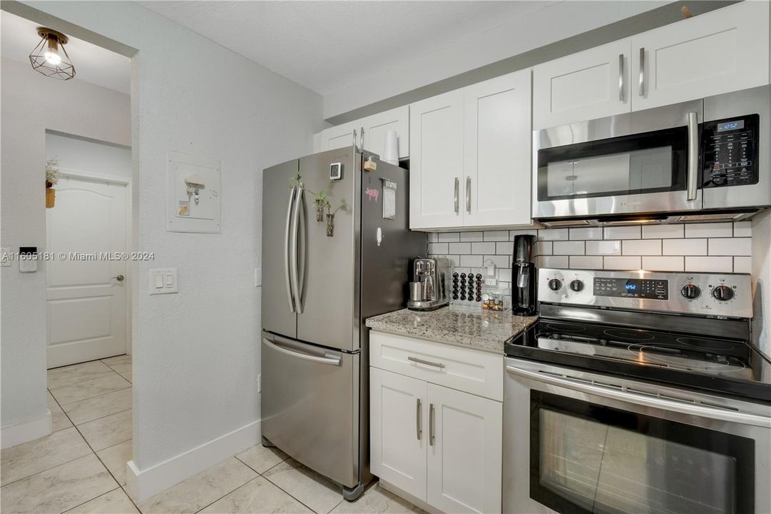 For Sale: $310,000 (1 beds, 1 baths, 709 Square Feet)