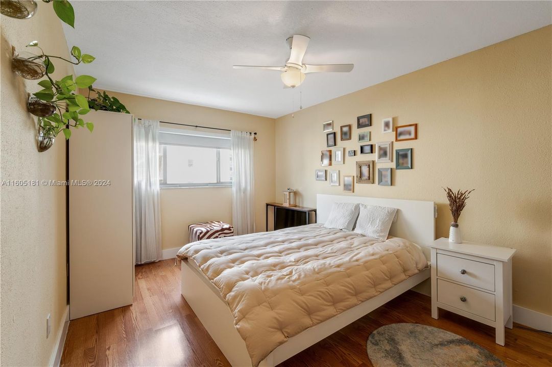 For Sale: $310,000 (1 beds, 1 baths, 709 Square Feet)