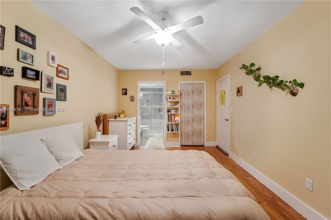 For Sale: $310,000 (1 beds, 1 baths, 709 Square Feet)