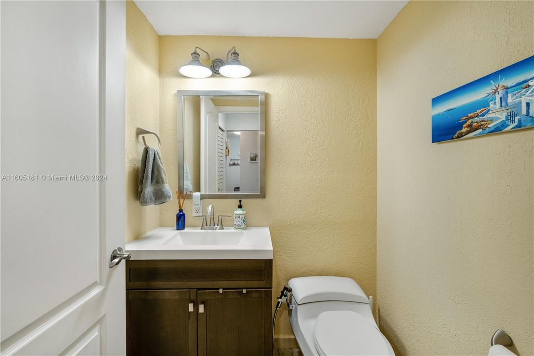 For Sale: $310,000 (1 beds, 1 baths, 709 Square Feet)