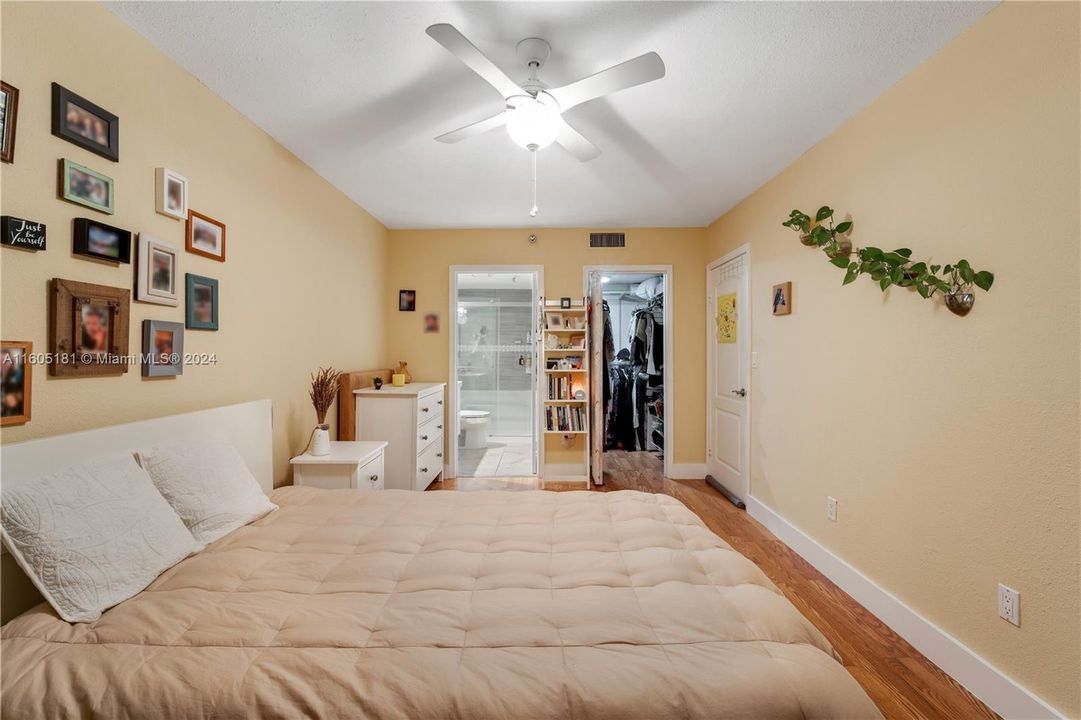 For Sale: $310,000 (1 beds, 1 baths, 709 Square Feet)