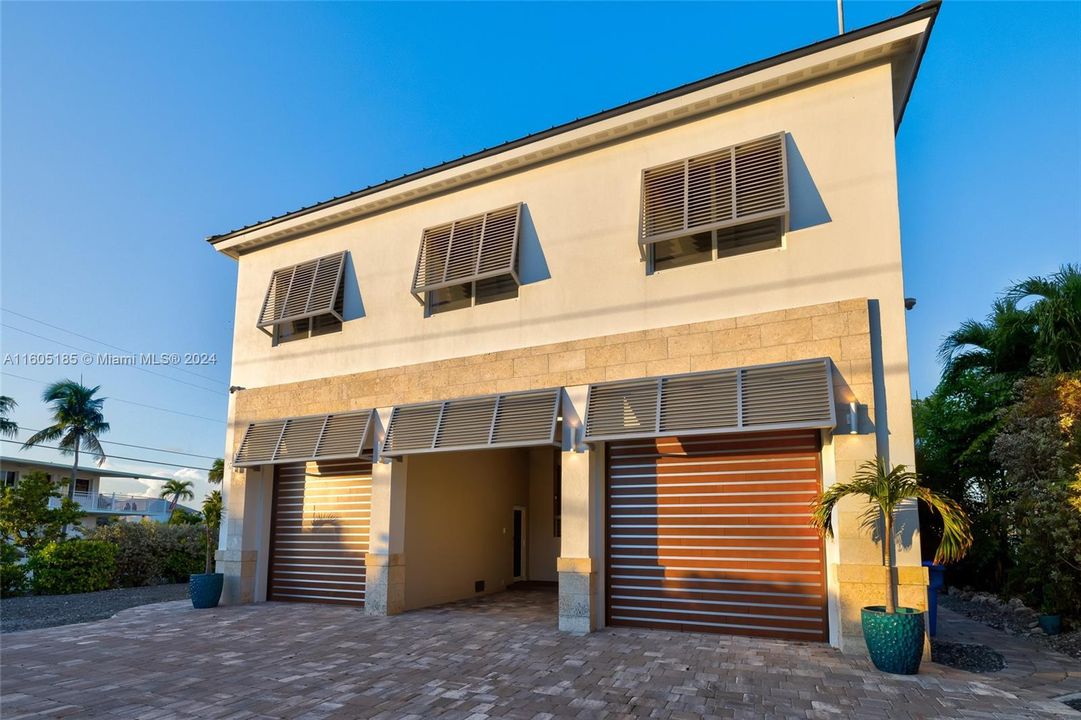 En Venta: $3,499,000 (4 camas, 4 baños, 3004 Pies cuadrados)