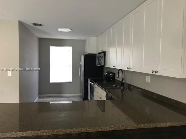 Recently Rented: $2,600 (3 beds, 2 baths, 2940 Square Feet)