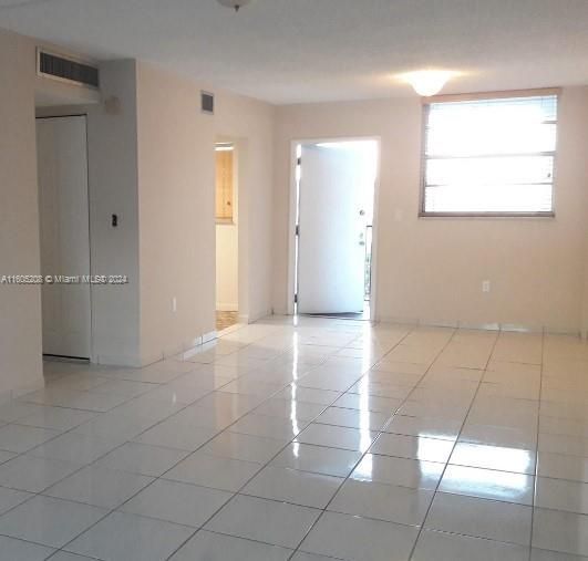 Activo con contrato: $245,000 (2 camas, 2 baños, 1135 Pies cuadrados)