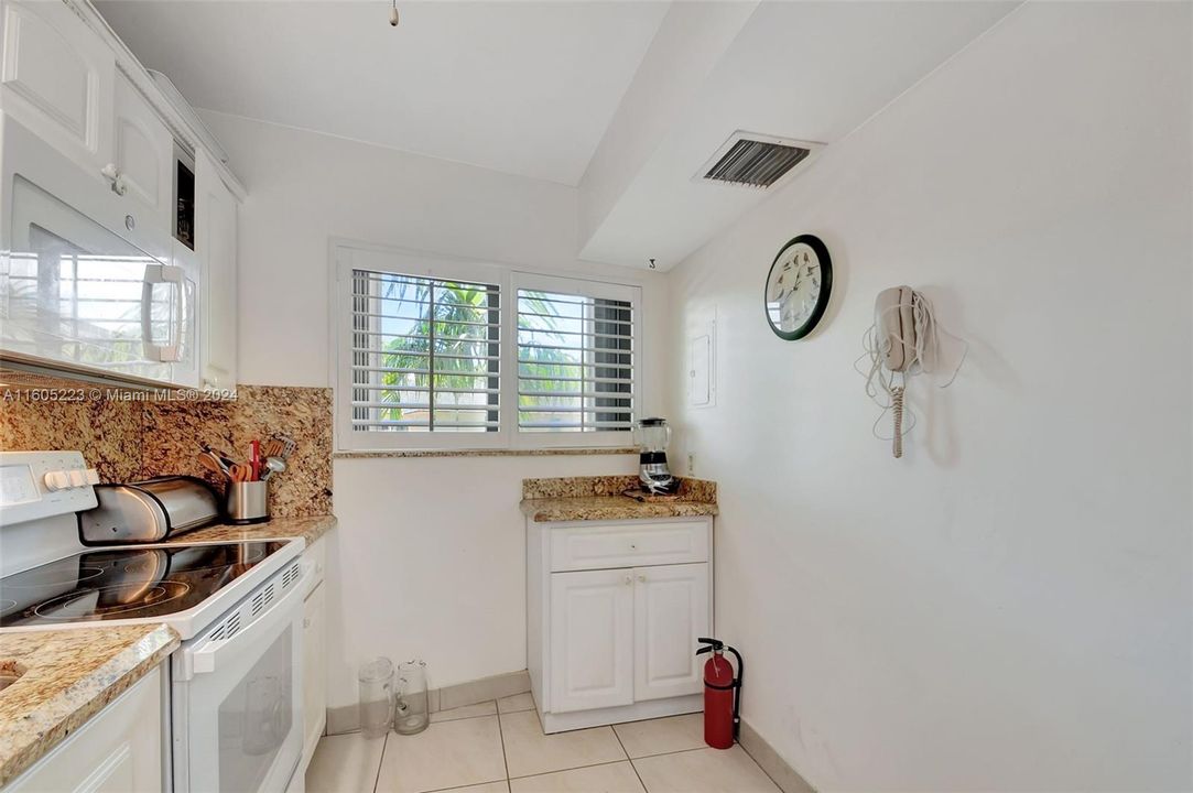 For Sale: $530,000 (2 beds, 2 baths, 1121 Square Feet)
