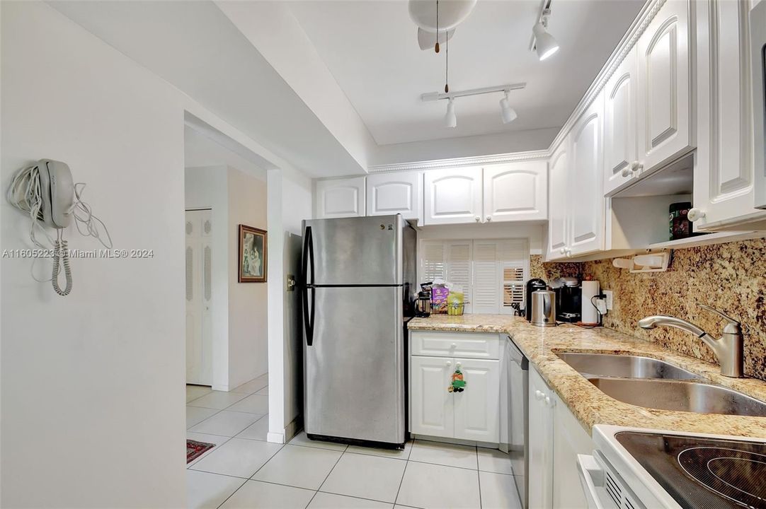 For Sale: $530,000 (2 beds, 2 baths, 1121 Square Feet)