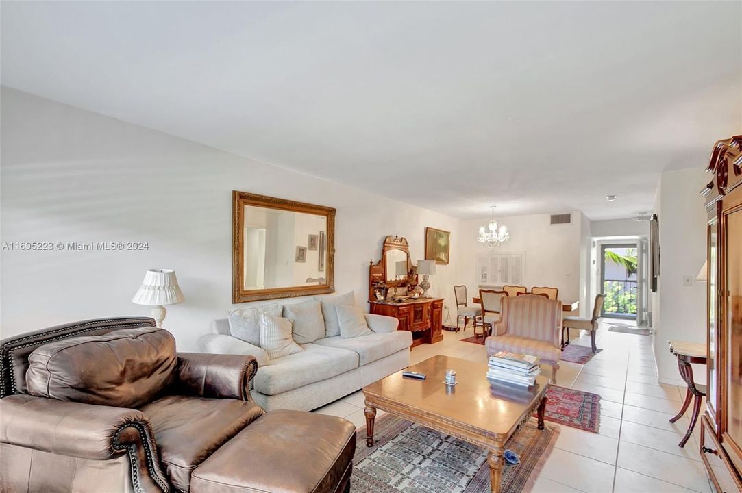 For Sale: $530,000 (2 beds, 2 baths, 1121 Square Feet)