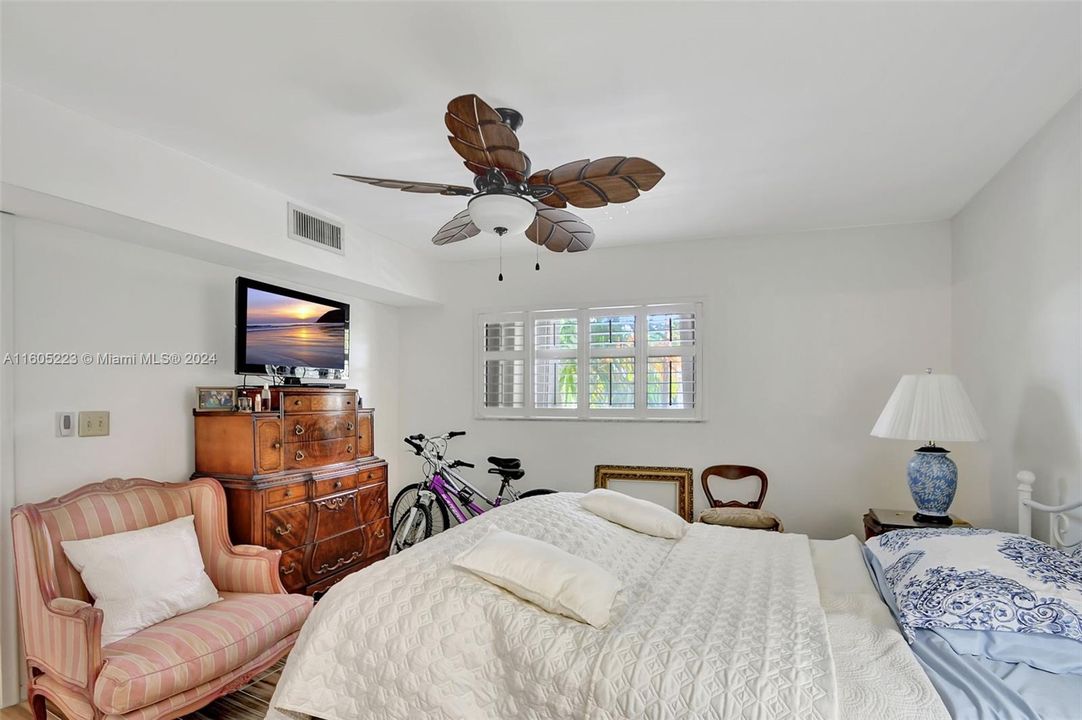 For Sale: $530,000 (2 beds, 2 baths, 1121 Square Feet)