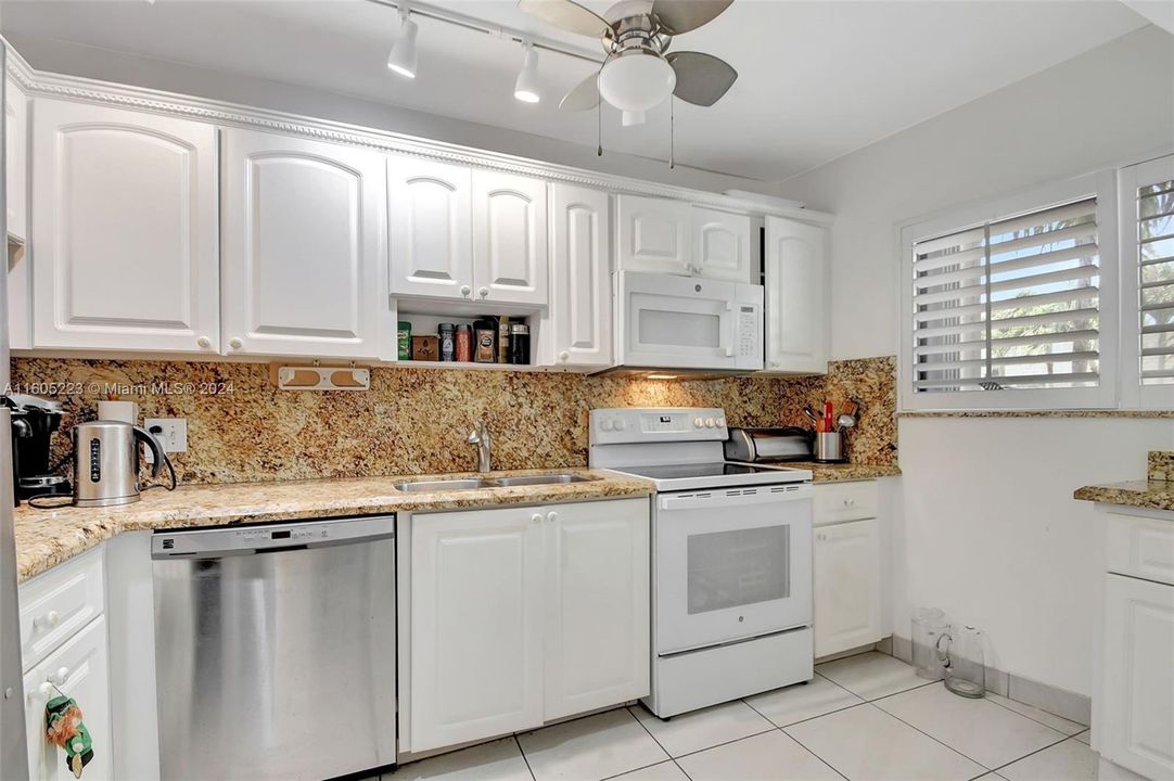 For Sale: $530,000 (2 beds, 2 baths, 1121 Square Feet)