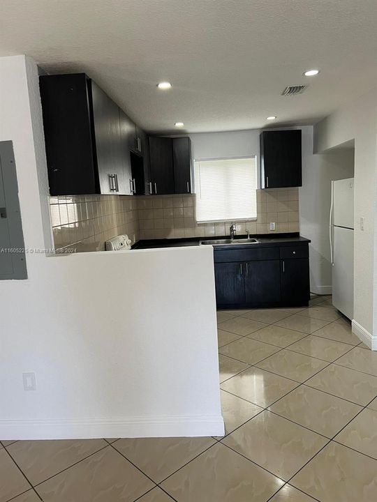 Recently Rented: $2,550 (3 beds, 2 baths, 1075 Square Feet)