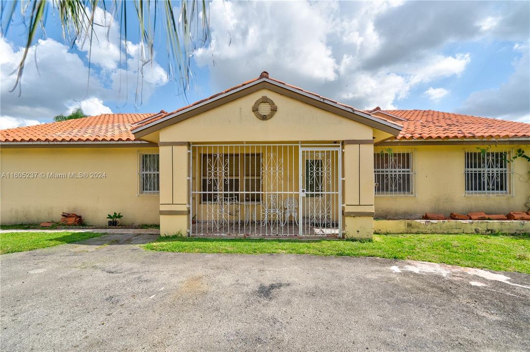 En Venta: $589,000 (3 camas, 2 baños, 2306 Pies cuadrados)