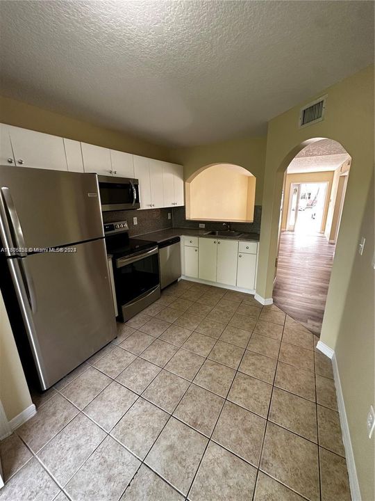 Active With Contract: $1,950 (2 beds, 2 baths, 822 Square Feet)