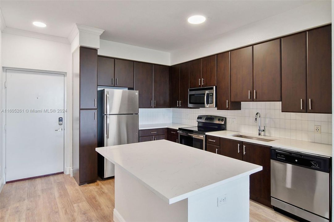 Active With Contract: $2,121 (1 beds, 1 baths, 778 Square Feet)