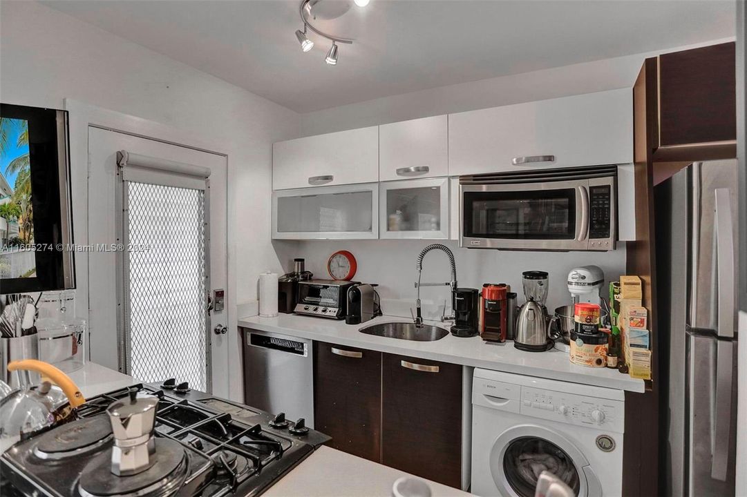 For Sale: $299,000 (1 beds, 1 baths, 700 Square Feet)