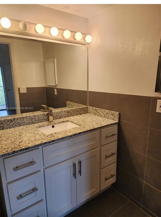 For Rent: $2,200 (2 beds, 2 baths, 858 Square Feet)