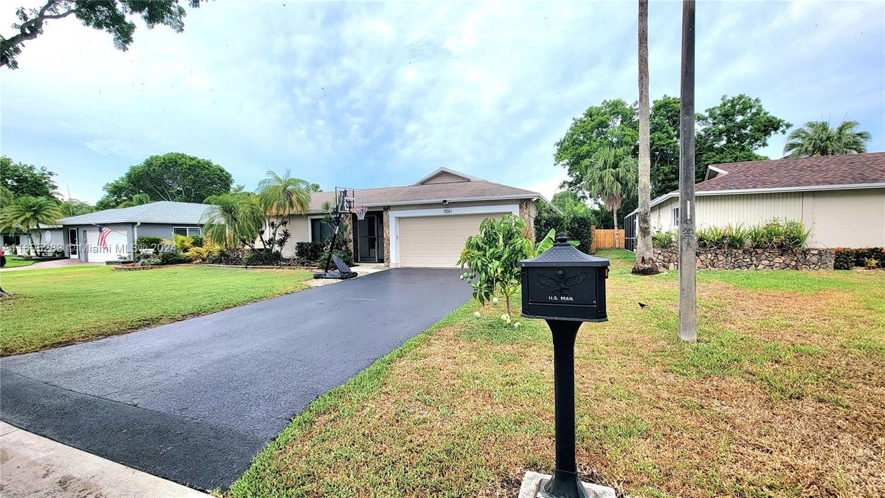 For Sale: $715,000 (4 beds, 2 baths, 1954 Square Feet)