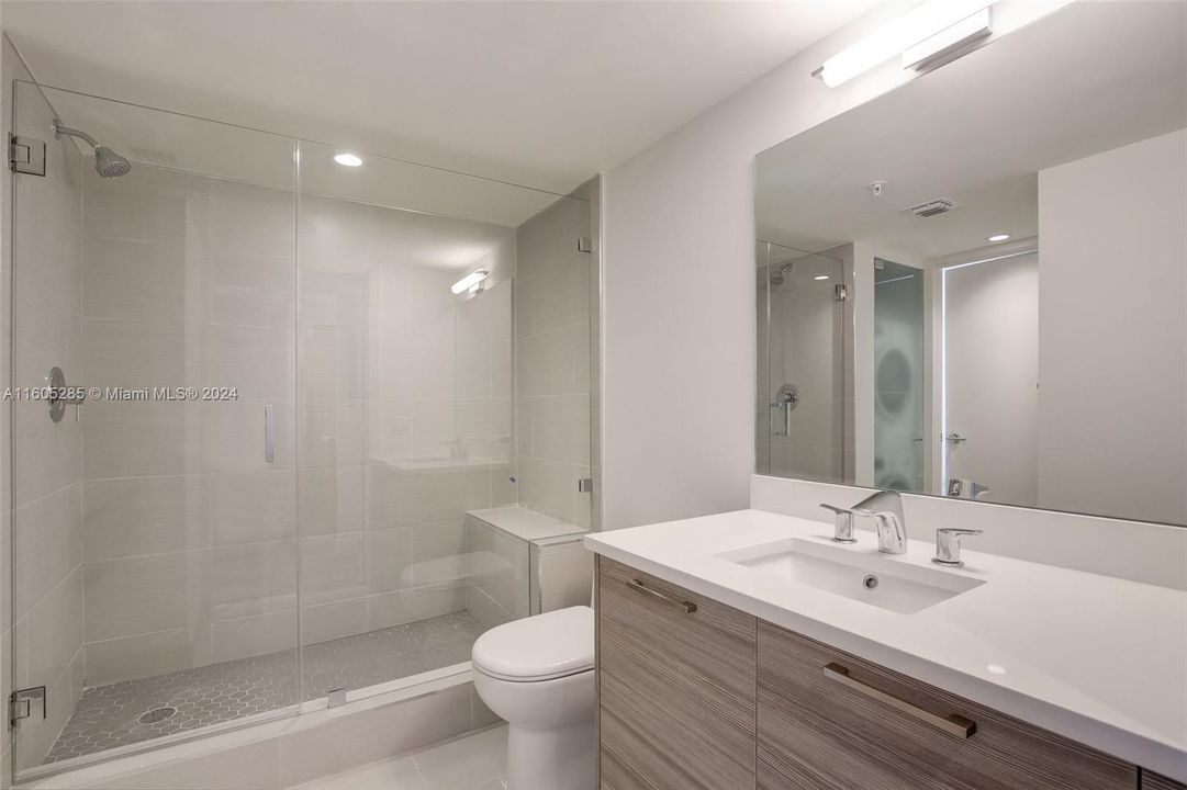 Active With Contract: $2,953 (1 beds, 1 baths, 842 Square Feet)