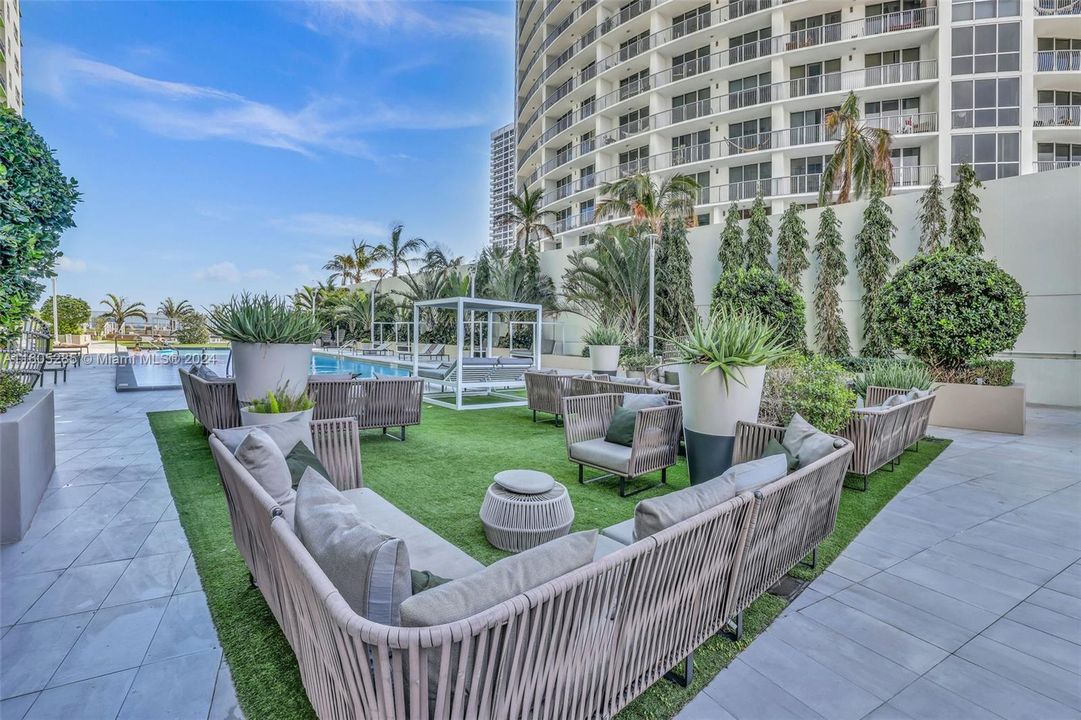 Active With Contract: $2,953 (1 beds, 1 baths, 842 Square Feet)