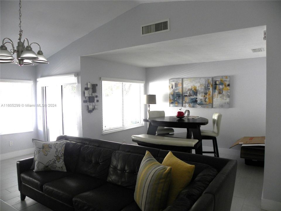 Active With Contract: $2,850 (2 beds, 2 baths, 1449 Square Feet)