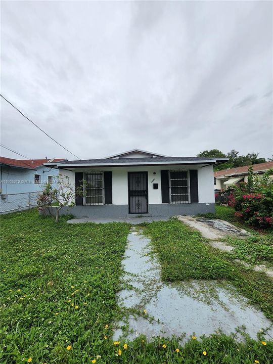 Recently Rented: $3,200 (4 beds, 2 baths, 1250 Square Feet)