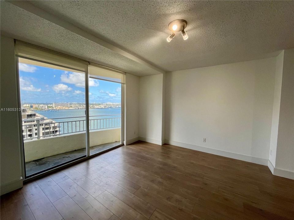 For Sale: $415,000 (1 beds, 1 baths, 735 Square Feet)