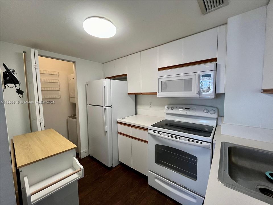 For Sale: $415,000 (1 beds, 1 baths, 735 Square Feet)