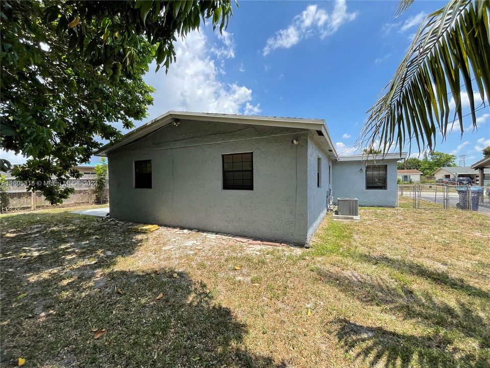 Active With Contract: $325,000 (3 beds, 1 baths, 1042 Square Feet)