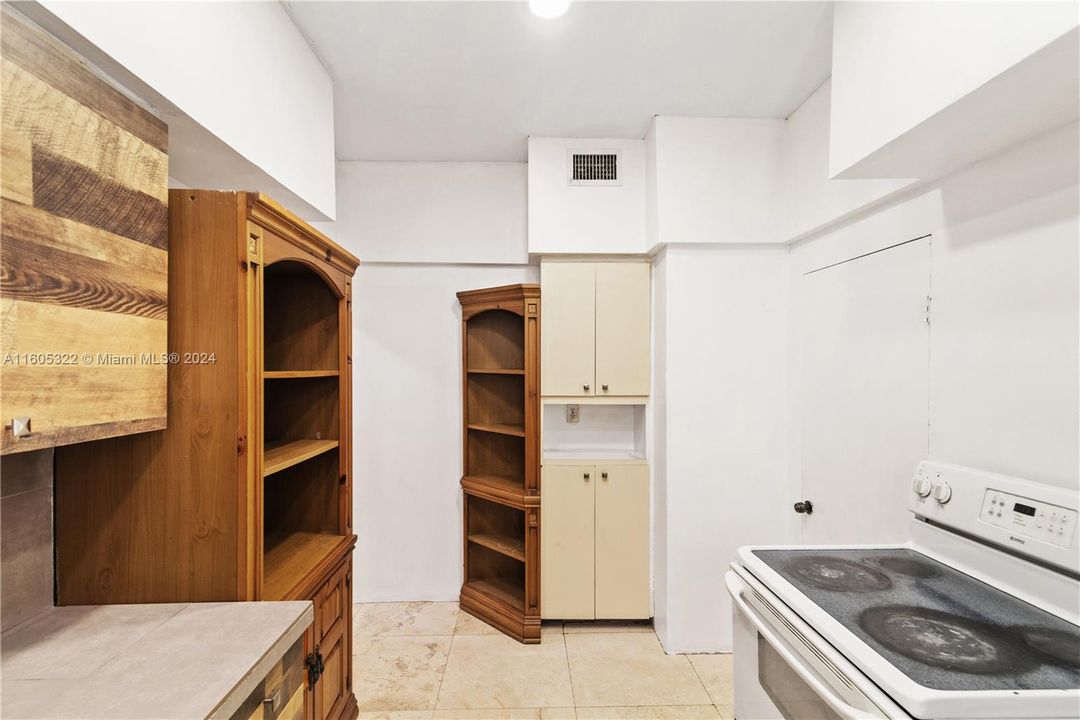 Active With Contract: $2,600 (3 beds, 1 baths, 0 Square Feet)