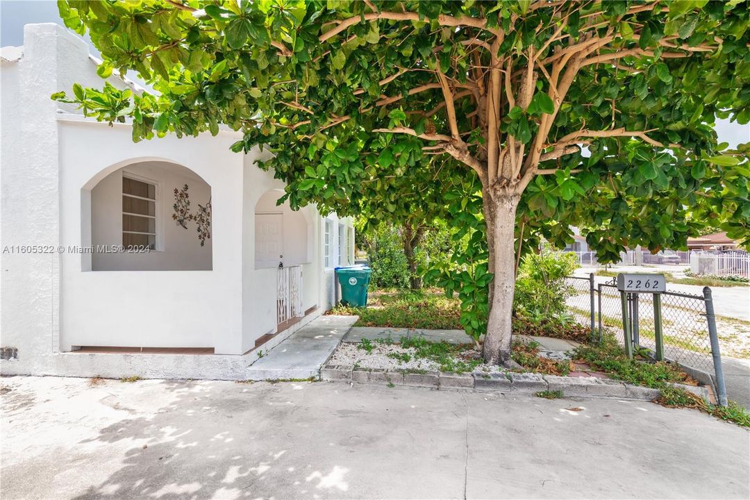Active With Contract: $2,600 (3 beds, 1 baths, 0 Square Feet)