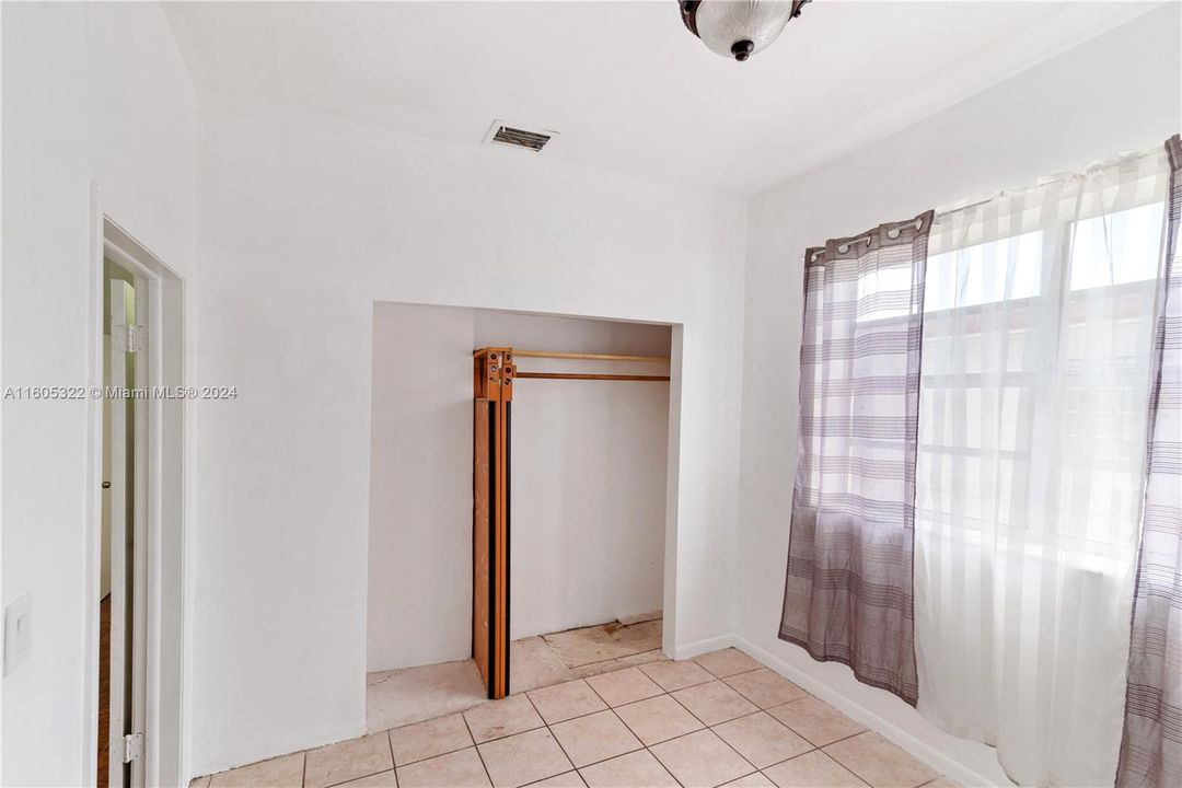 Active With Contract: $2,600 (3 beds, 1 baths, 0 Square Feet)