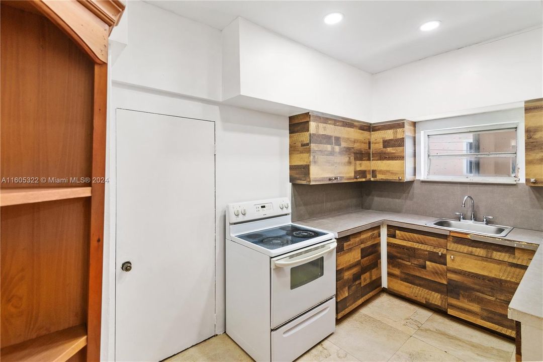 Active With Contract: $2,600 (3 beds, 1 baths, 0 Square Feet)