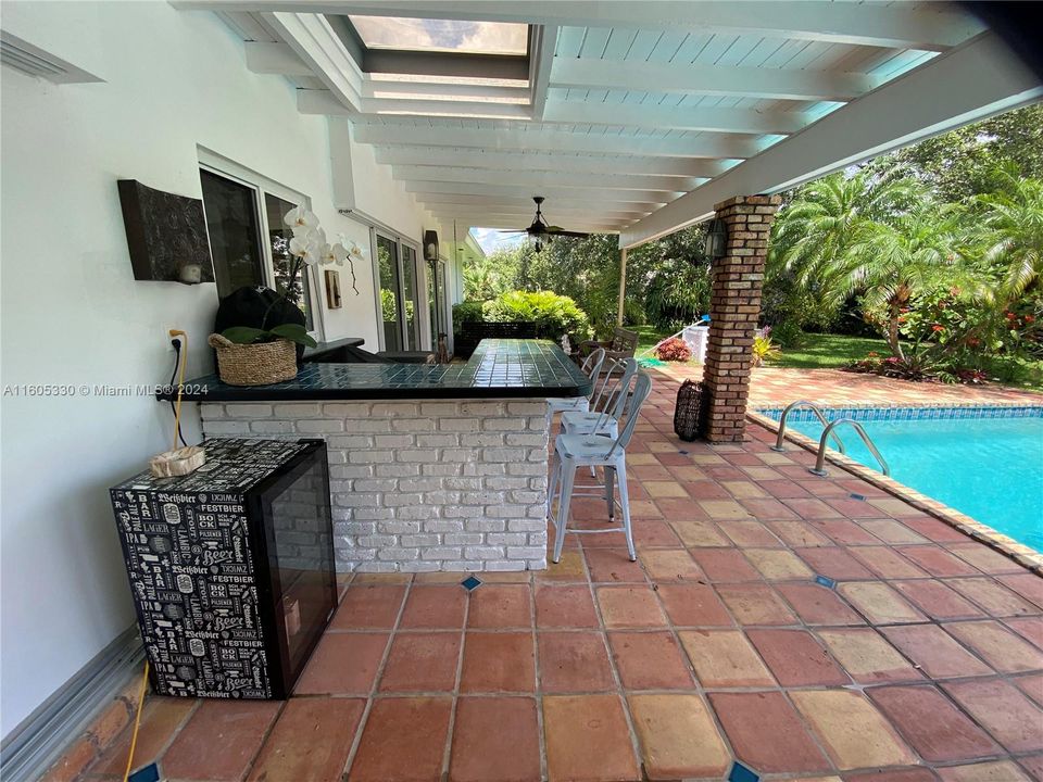 Patio with outdoor bar/ cabinets