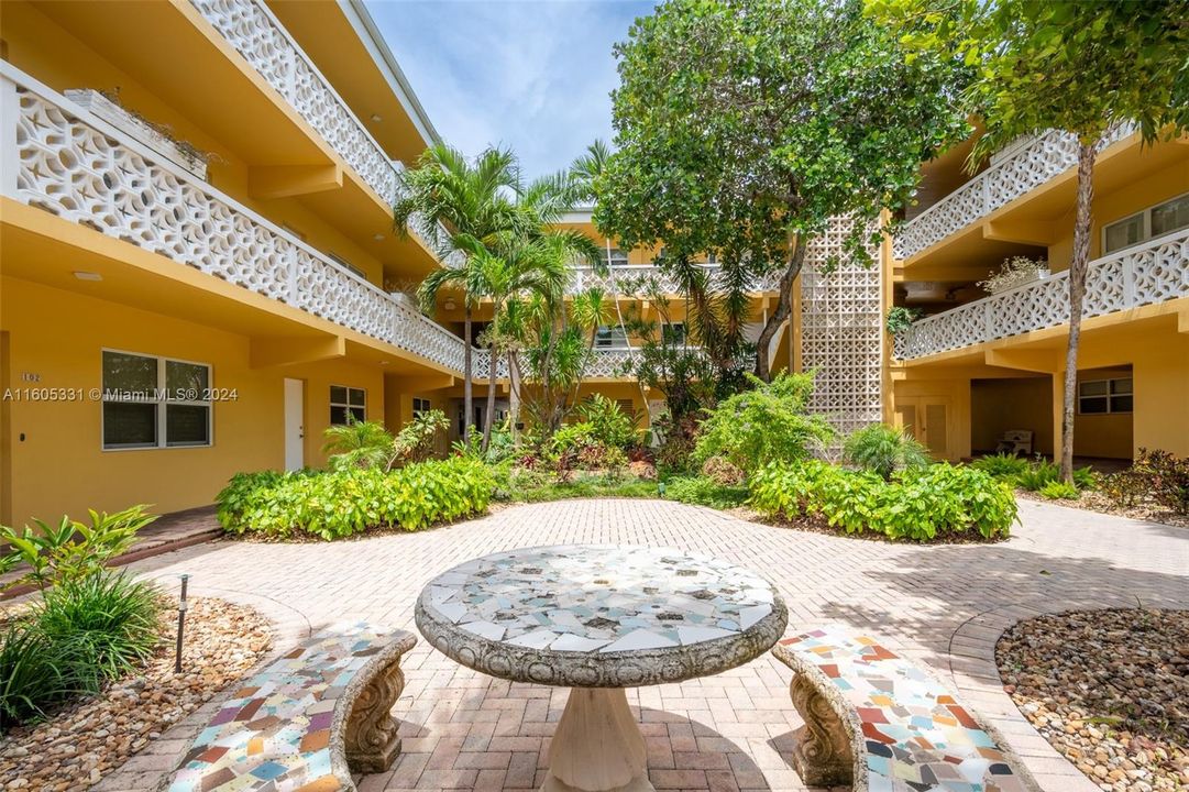 Vendido Recientemente: $399,000 (2 camas, 2 baños, 903 Pies cuadrados)