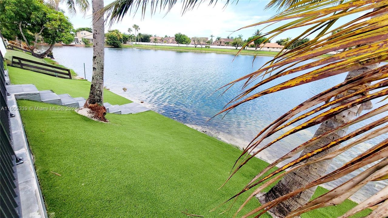 Artificial turf all the way to the water's edge