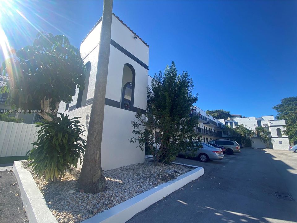 Active With Contract: $1,950 (2 beds, 1 baths, 0 Square Feet)