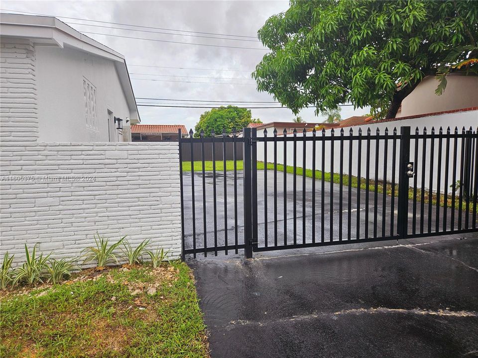 Active With Contract: $790,000 (3 beds, 2 baths, 1347 Square Feet)